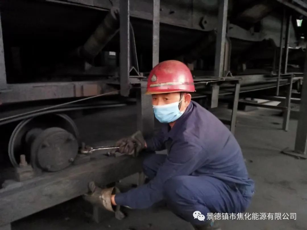 “老線這邊人手不夠，你們那邊有誰可以過來支援？”“好的，我馬上來?！甭牭竭@個(gè)消息時(shí)，羅國安剛剛結(jié)束新線的維修工作，但他二話不說，立即拿起維修包，投入到老線的維修工作當(dāng)中。每天工作10小時(shí)以上已經(jīng)成為抗疫期間的常態(tài)，雖然身體很疲憊，但是他沒有任何怨言，“確實(shí)很辛苦、很累，但現(xiàn)在正是特殊時(shí)期，只有保障公司生產(chǎn)經(jīng)營“不斷檔”，我們生活才能“不斷線”，恰恰我所在的運(yùn)輸廠就是承擔(dān)著焦炭煤炭運(yùn)輸?shù)闹匾氊?zé)，所以我更應(yīng)該恪盡職守，保障好這些設(shè)備的穩(wěn)定運(yùn)行。”.jpg